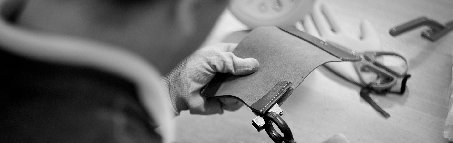 使う人も作る人も、 ご機嫌な革製品を。